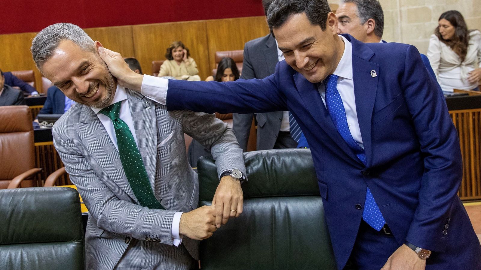 Foto: Juanma Moreno y Juan Bravo, en el Parlamento de Andalucía. (EFE)