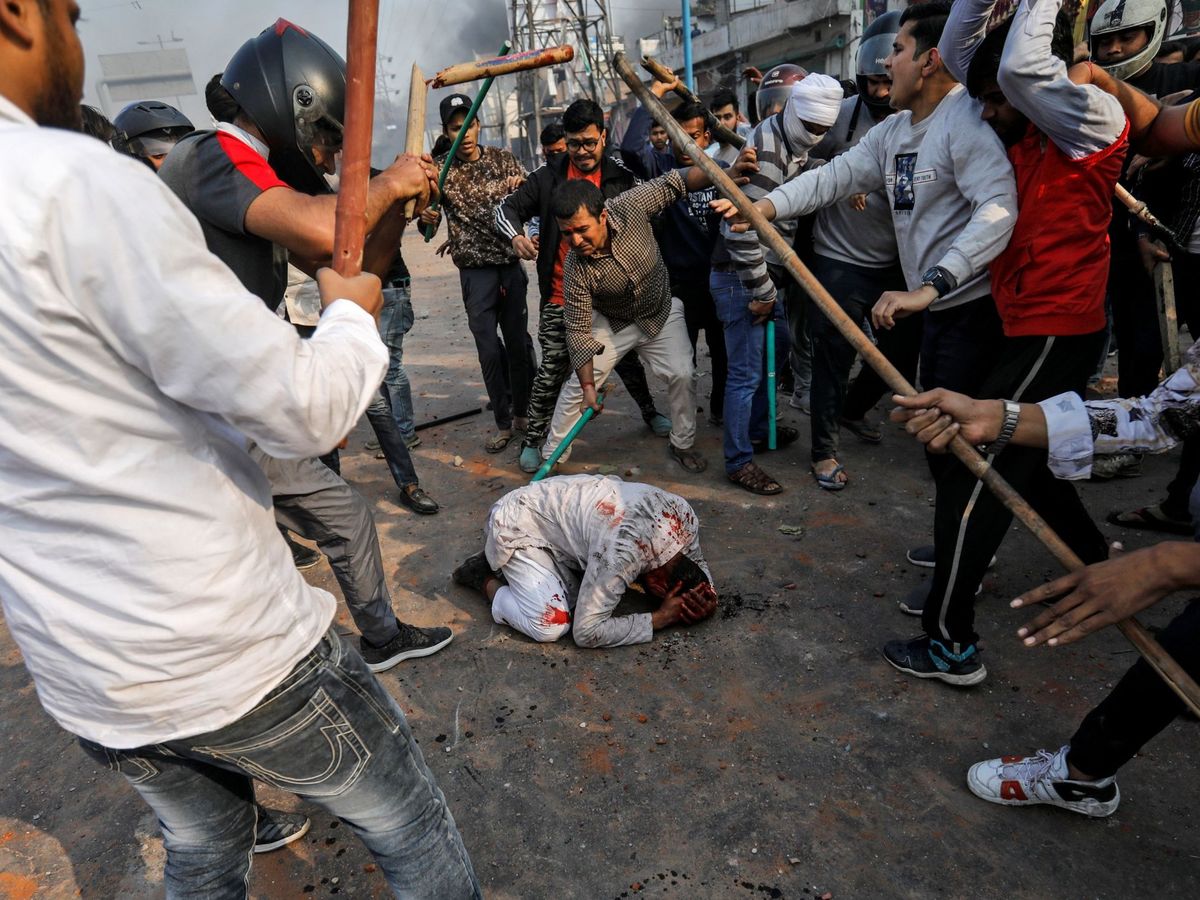 Foto: Nacionalistas hindús apaleando a Mohammad Zubair, un musulmán que había salido a comprar dulces para sus hijos. (Reuters)