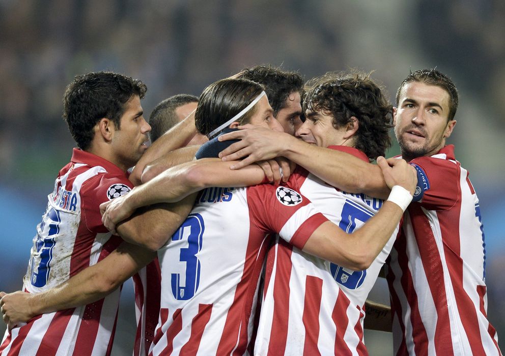 Foto: Jugadores del Atlético de Madrid se abrazan tras marcar uno de los goles que derrotaron al Austria Viena (EFE)