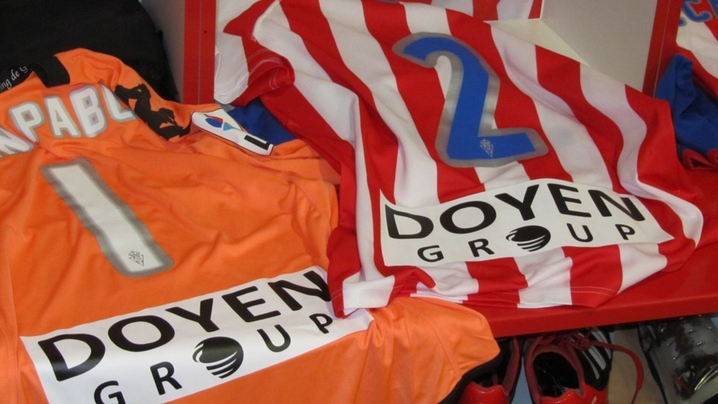 Camisetas del Sporting de Gijón con el patrocinio de Doyen Group.