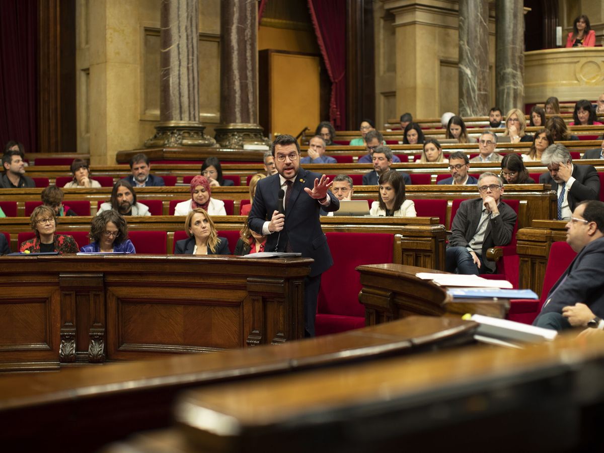 Foto: El president Pere Aragonès interviene en el Parlament. (EFE/Marta Pérez)