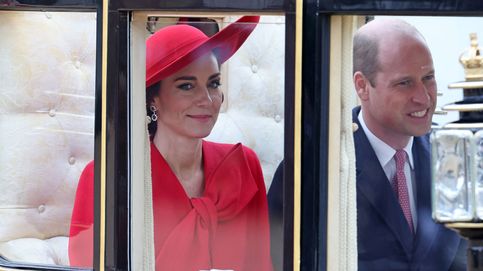 Kate Middleton apuesta todo al rojo: abrigo capa con lazo XXL y joyas a conjunto de zafiros y diamantes