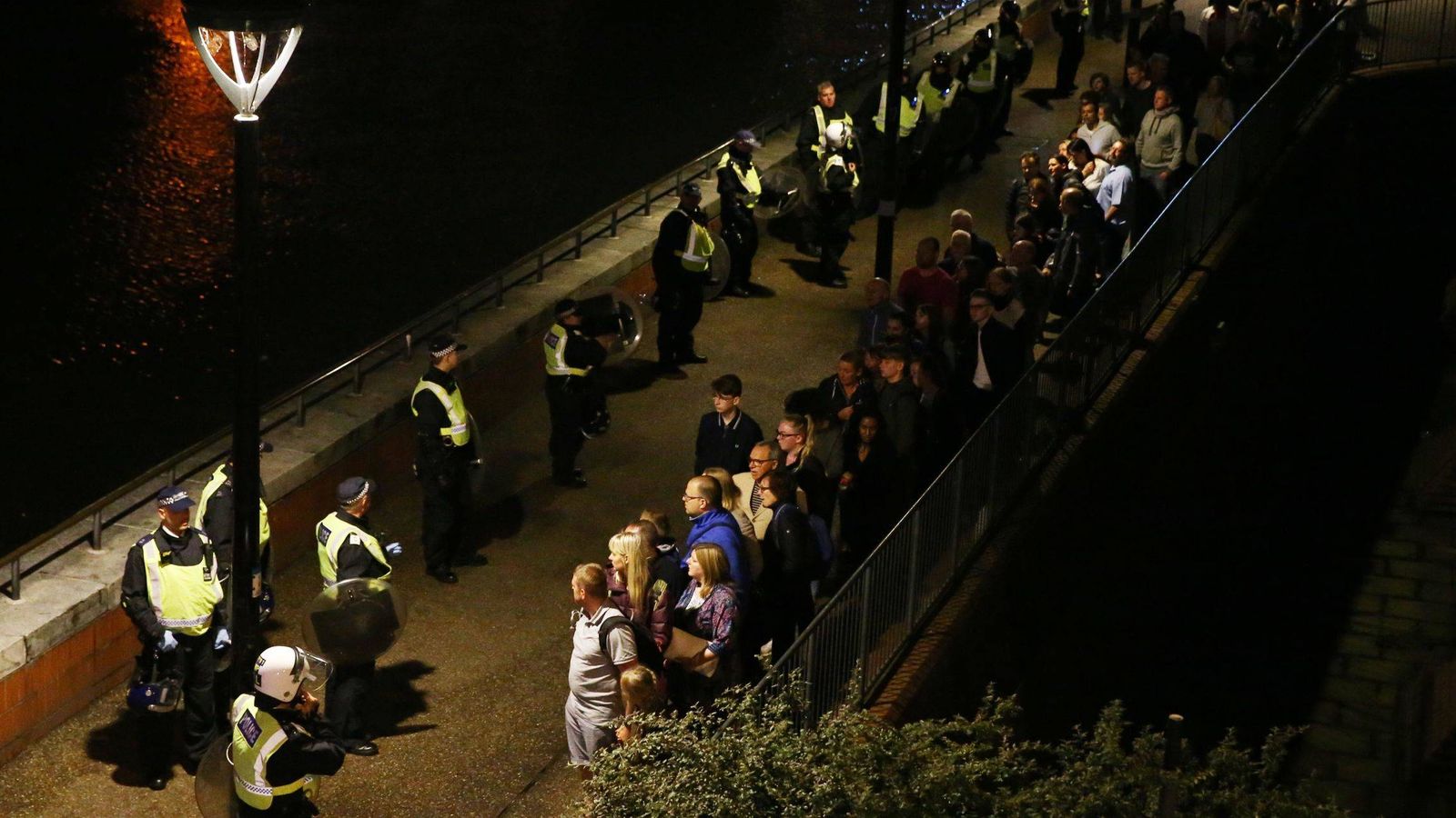 Foto: La Policía organiza la evacuación del puente. (Reuters)
