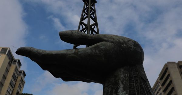 Foto: Foto de archivo de una estatua en homenaje al petróleo. (EFE)
