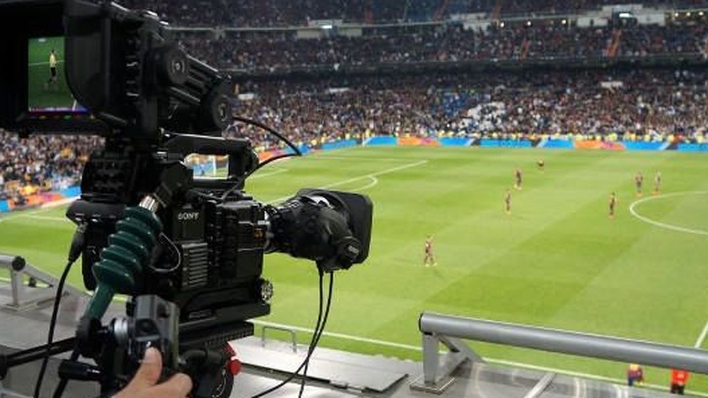 Una cámara de televisión, en un estadio de Primera División.