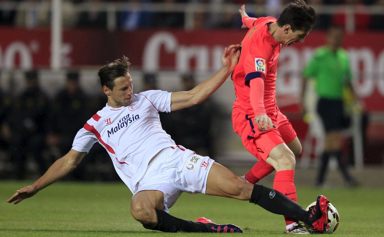 Foto: Krychowiak le quita el balón a Messi en la segunda parte del Sevilla-Barcelona (Reuters