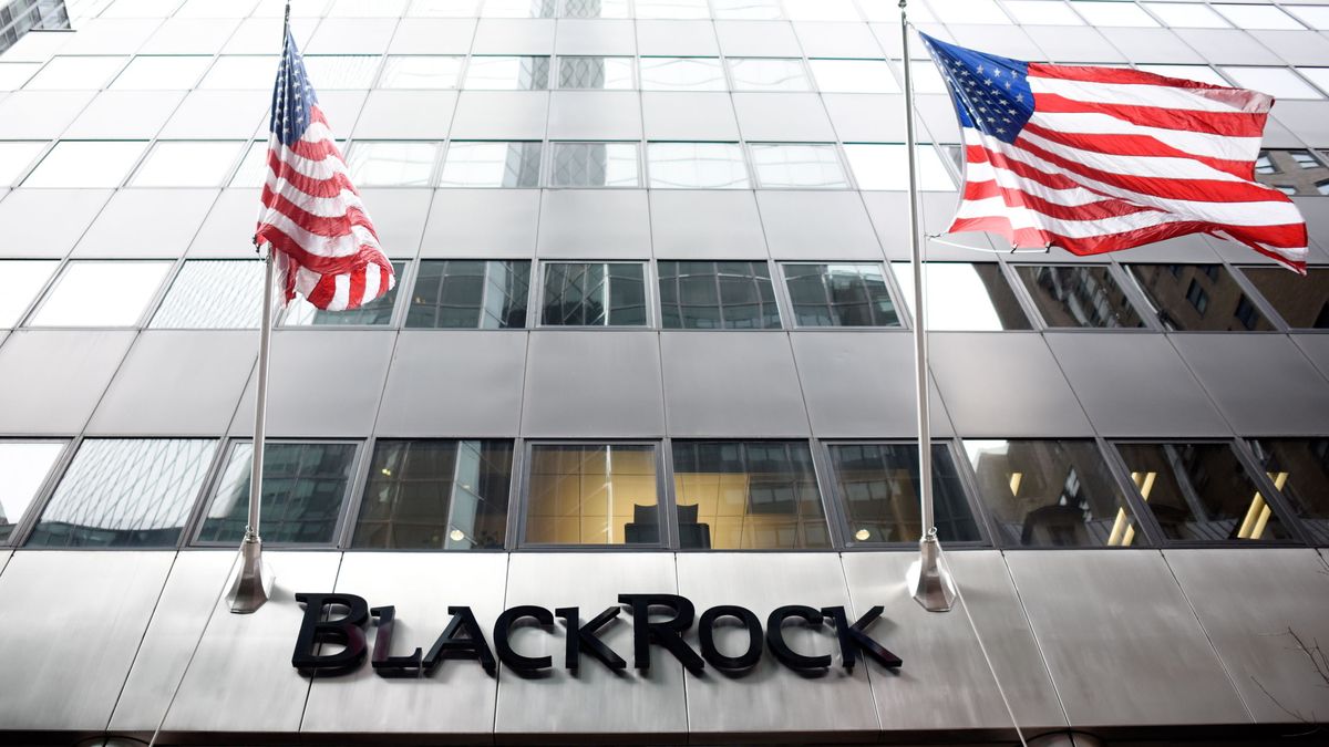 BlackRock apuesta por la banca española y sube su participación en Caixa y Sabadell