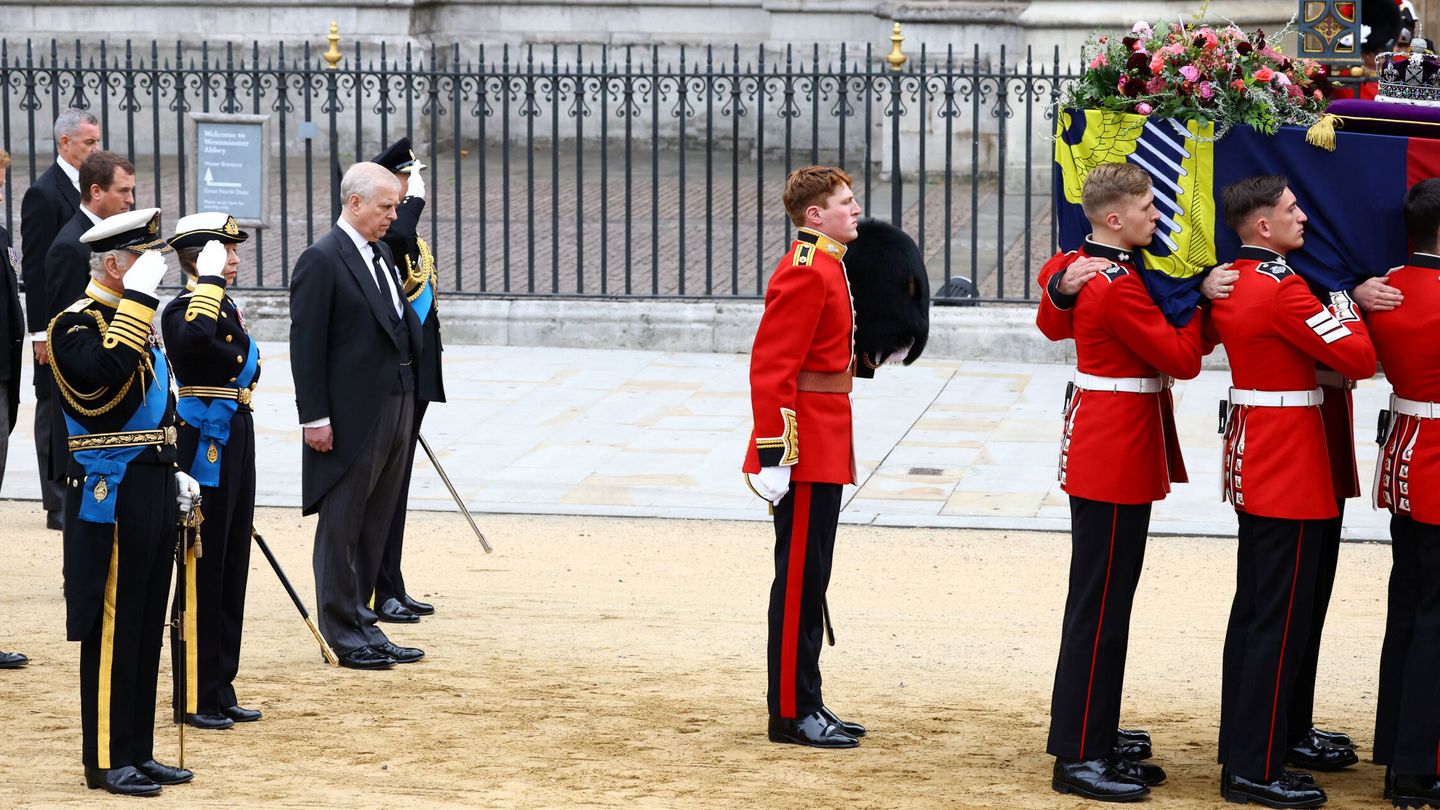 El rey y sus hermanos, la princesa Ana, el príncipe Andrés y el príncipe Eduardo, se despiden de su madre a su llegada a Westminster. (Reuters/Pool/Hannah McKay)