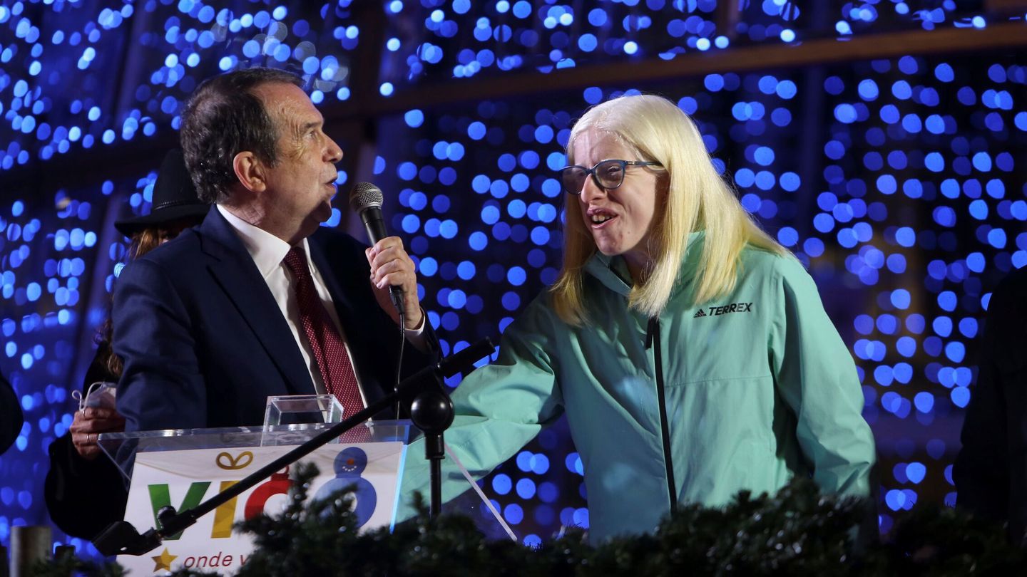 El alcalde de Vigo, Abel Caballero, y la medallista paralímpica Susana Rodríguez,  durante el encendido de las luces de Navidad en Vigo. (EFE/Salvador Sas)
