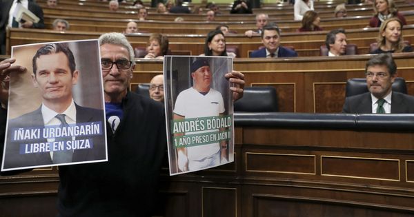 Foto: El diputado de Unidos Podemos Diego Cañamero muestra retratos de Iñaki Urdangarin y del sindicalista preso Andrés Bódalo ante el ministro de Justicia, Rafael Catalá. (EFE)