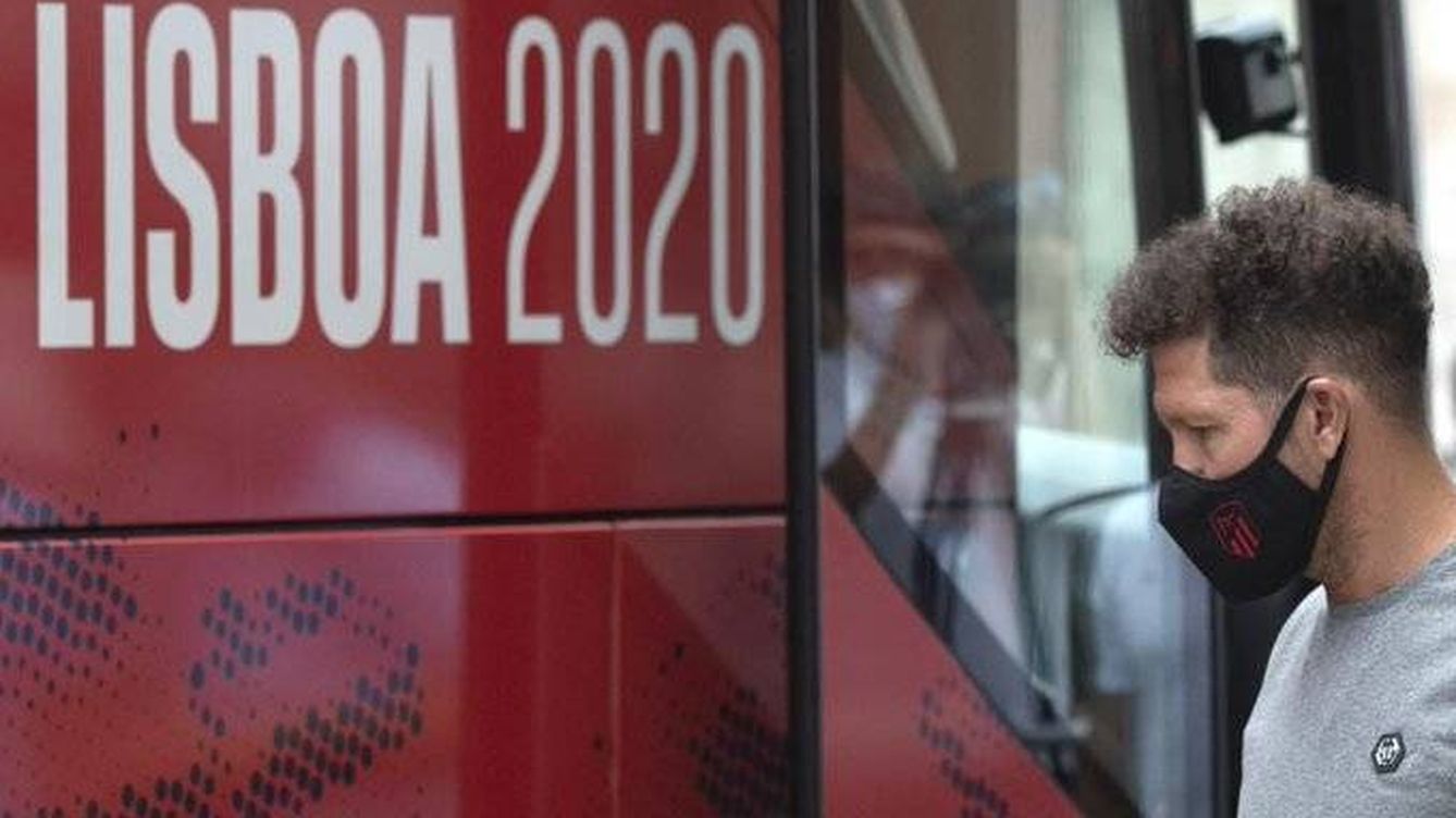 Foto: Simeone se sube al autobús en el aeropuerto de Lisboa (foto: Atlético de Madrid).