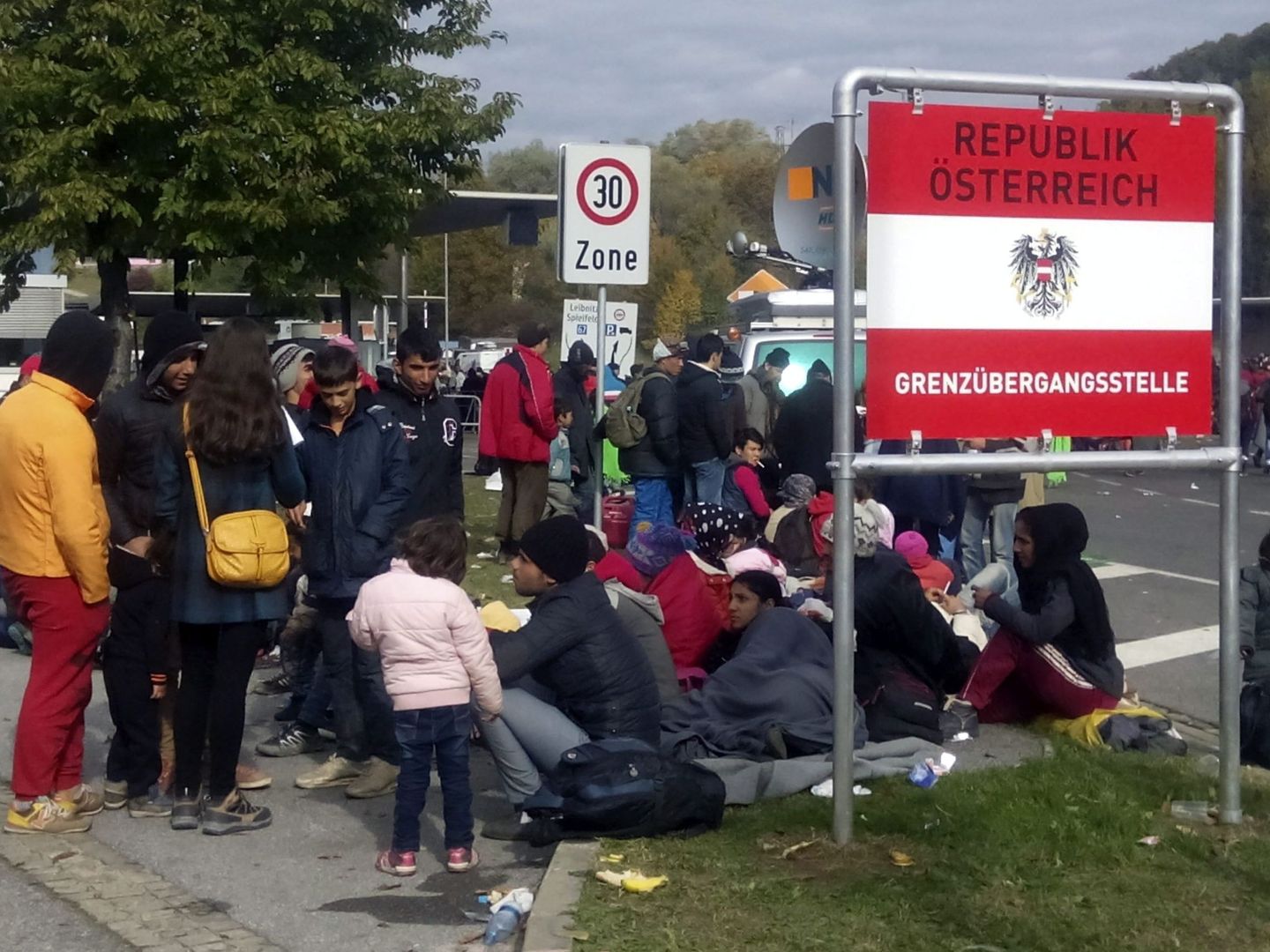 Un grupo de refugiados en la frontera con Austria. (EFE)