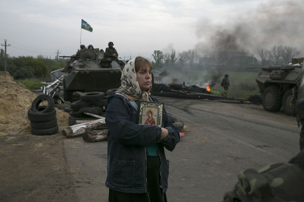 Una mujer ante un puesto de control del Ejército ucraniano cerca de Slaviansk (Reuters).