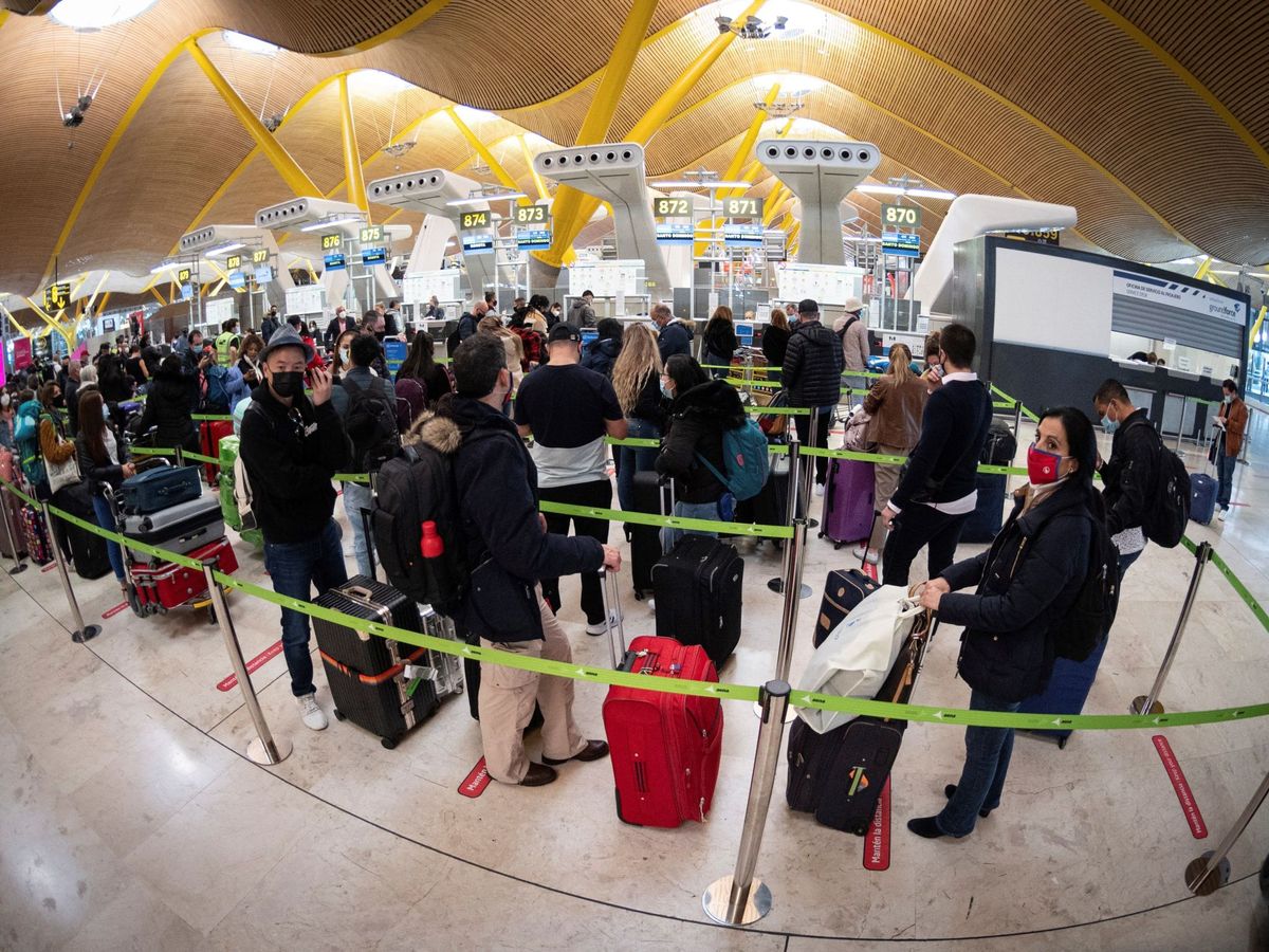 Foto: Vista de pasajeros en la terminal T-4 del aeropuerto Madrid- Barajas. (EFE)