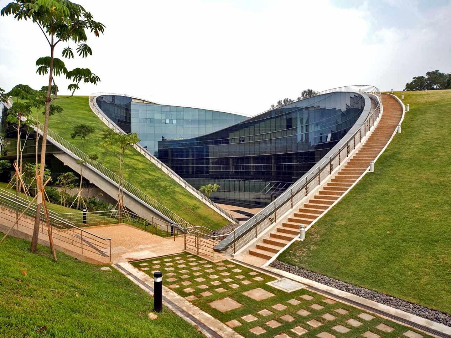 La Escuela de Arte, Diseño y Medios de la Universidad Tecnológica de Nanyang, en Singapur, se aloja en un edificio que se diseñó con la idea de convertir los tejados en zonas verdes para encajar perfectamente con su entorno. (EFE)