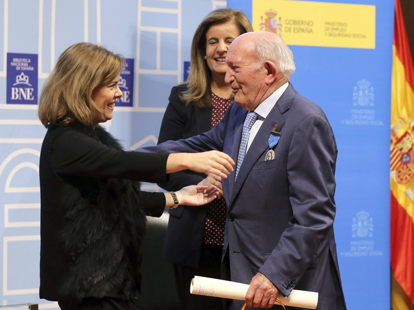 Soraya Sáenz de Santamaría y Fátima Báñez premian a Alejandro Fernández. (EFE)