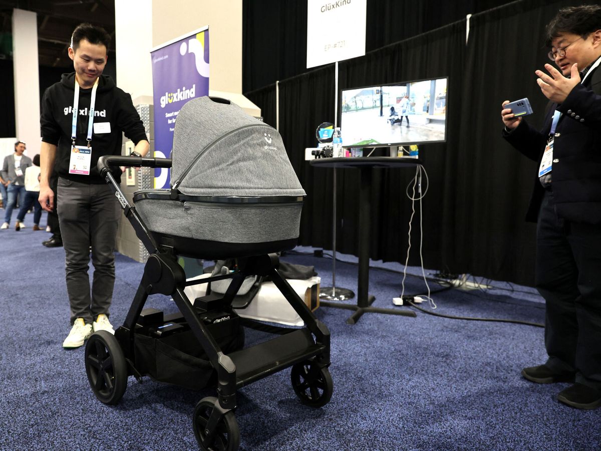 Foto: El último coche de bebé con IA lee cuentos y sube cuestas sin esfuerzo: así es el invento visto en el CES Las Vegas (REUTERS/Steve Marcus)