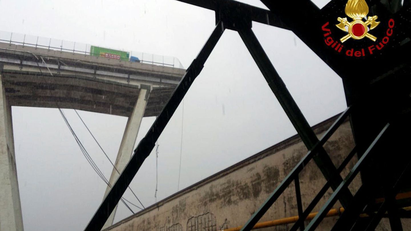 El puente visto desde abajo, en una imagen difundida por los bomberos. (Reuters)