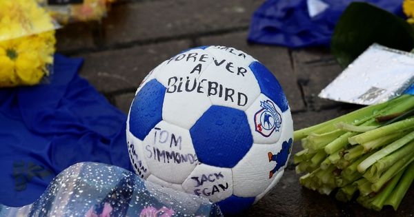 Foto: Los aficionados del Cardiff inundan el estadio con mensajes de esperanza para encontrar vivo a Emiliano Sala. (Reuters).