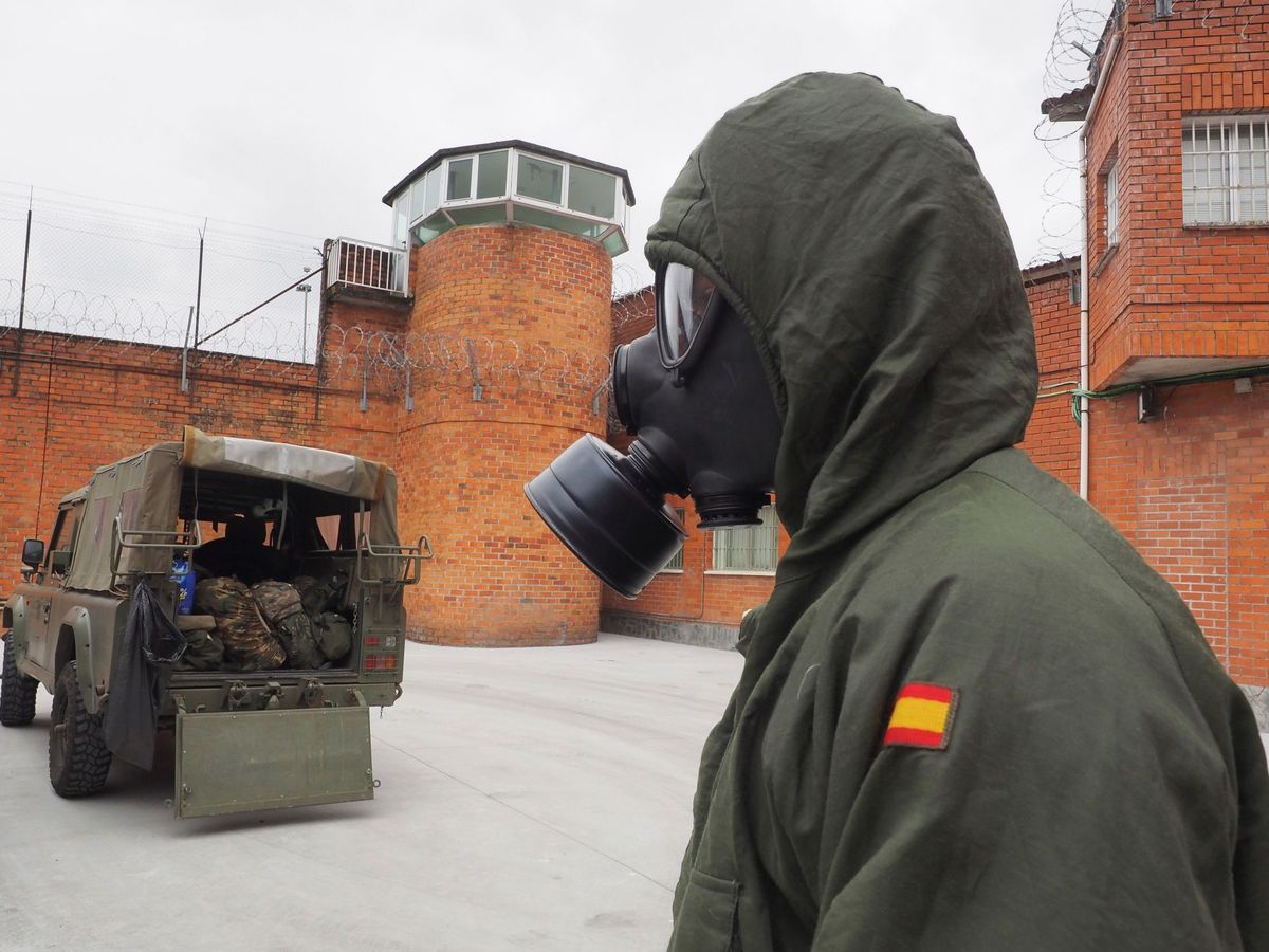 Foto: Un soldado del Ejército de Tierra colabora en la desinfección del centro penitenciario de Bonxe en Lugo en abril (EFE)