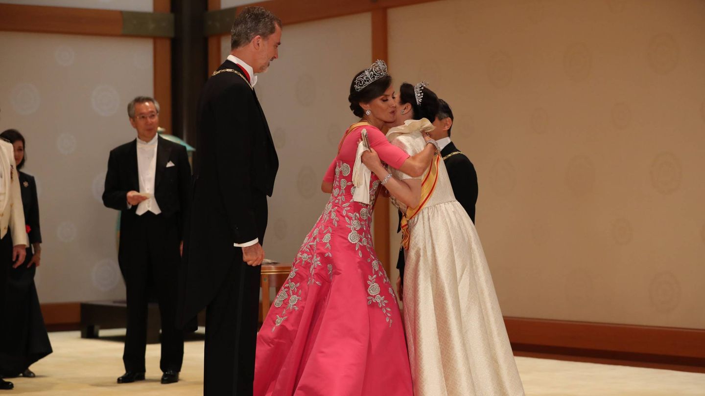 La reina Letizia recibe un caluroso abrazo de la emperatriz Masako, en presencia del rey Felipe. (Cordon Press)