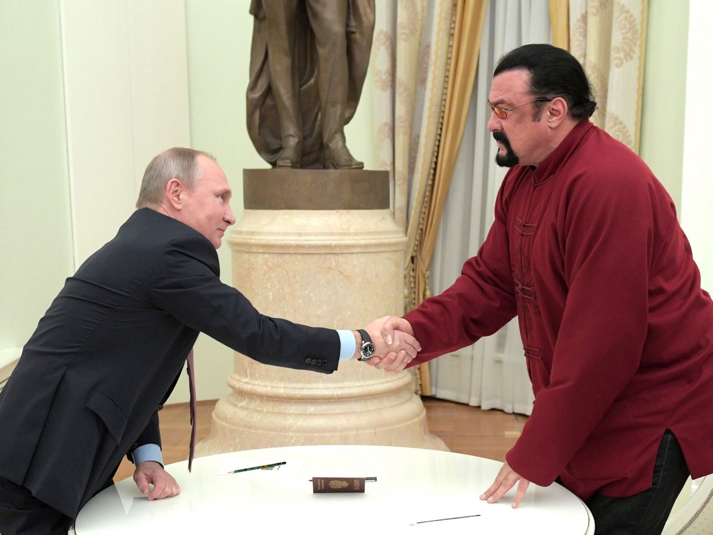 Putin y Seagal en el Kremlin en 2016. (EFE)     