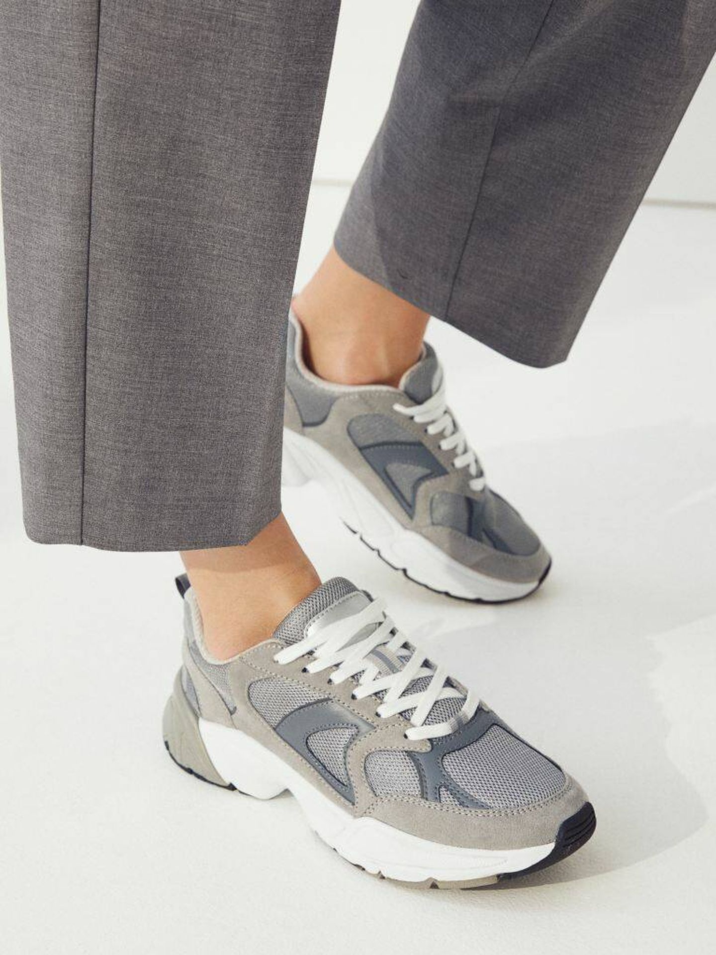 Perca Anécdota nariz H&M tiene las zapatillas deportivas grises de moda en clave low cost