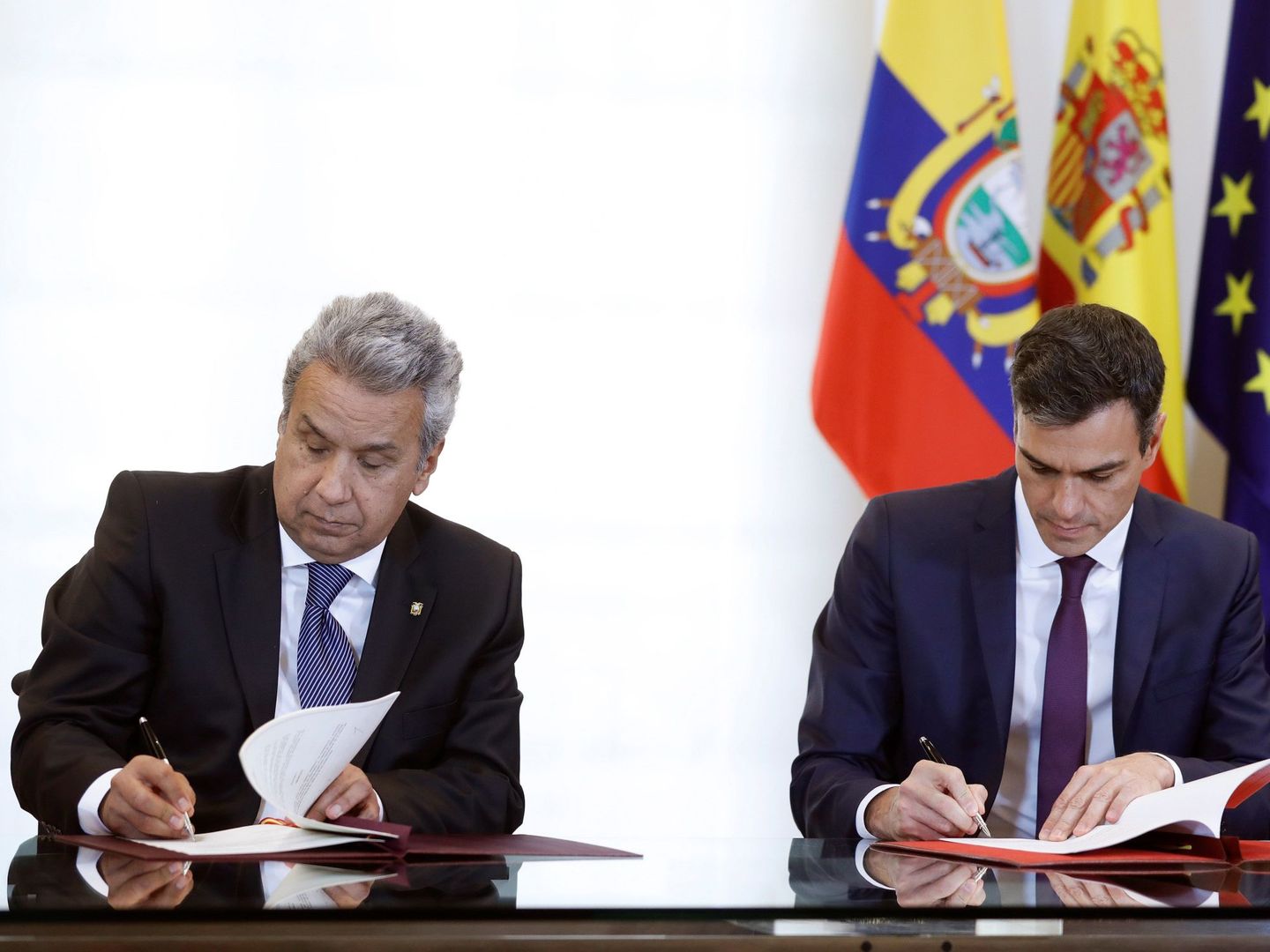 El presidente ecuatoriano, Lenín Moreno, firma con Pedro Sánchez los acuerdos bilaterales, el pasado 26 de julio en La Moncloa. (EFE)