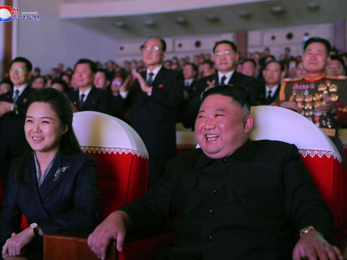 Foto: Ri Sol-ju, junto a Kim Jong-un, en una imagen de archivo. (EFE/EPA/KCNA)