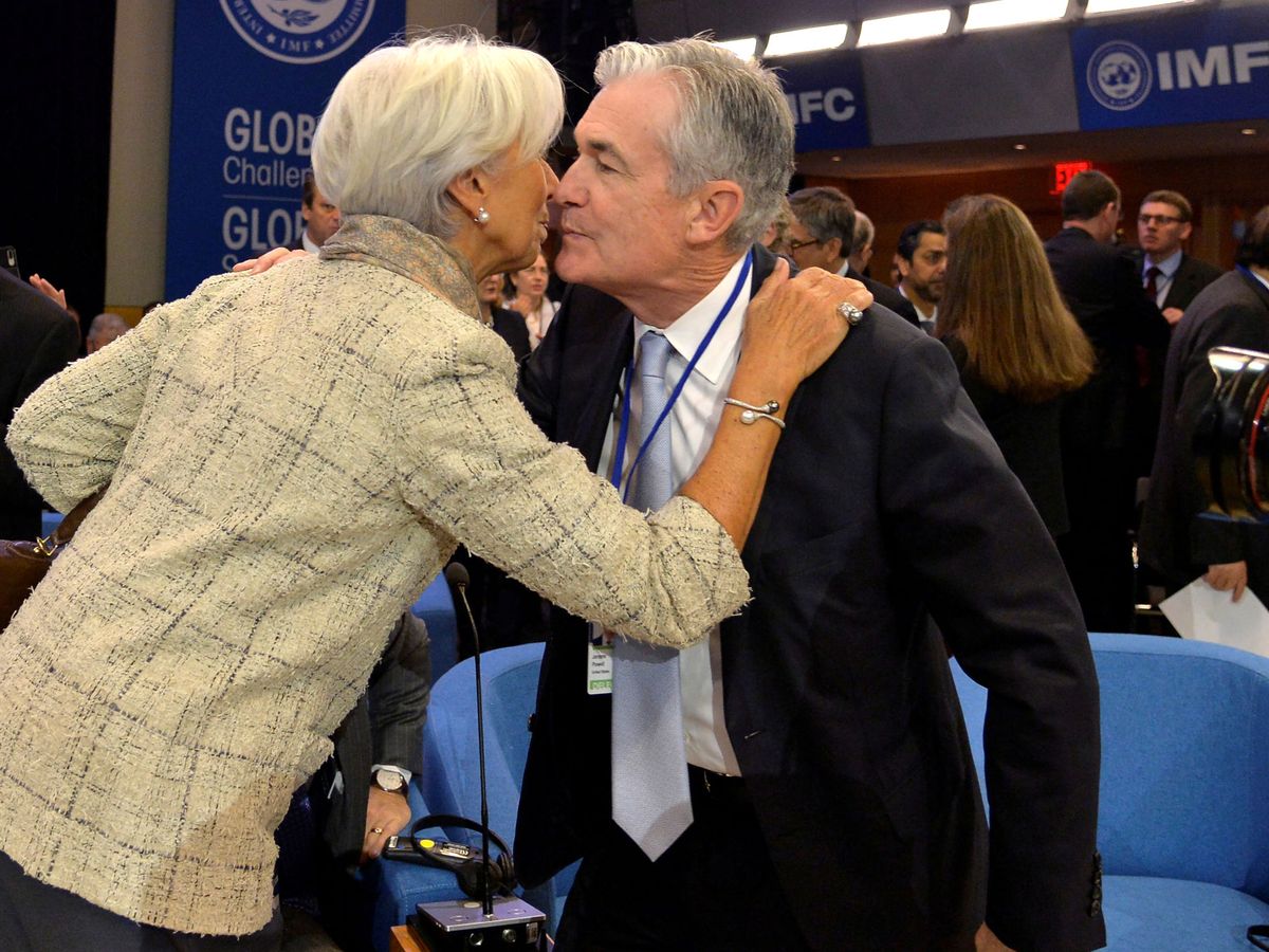 Foto: Christine Lagarde y Jerome Powell, presidentes del BCE y la Fed, se saludan en un acto. (Reuters)