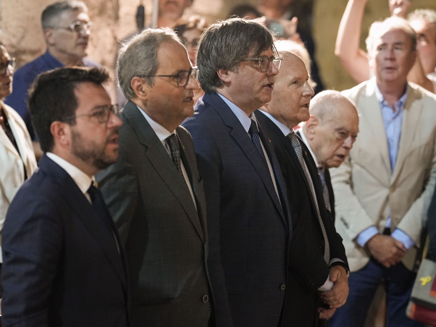 El expresidente de la Generalitat Carles Puigdemont, junto al actual presidente de la Generalitat, Pere Aragonés, y los expresidentes José Montilla y Quim Torra. (EFE/David Borrat)