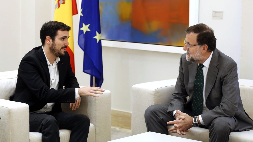Foto: Alberto Garzón y Mariano Rajoy, durante su entrevista en el palacio de La Moncloa, este 2 de noviembre. (EFE)