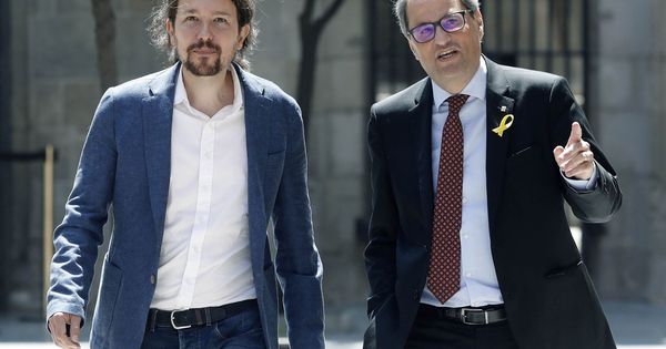 Foto: El presidente catalán, Quim Torra (d), y el secretario general de Podemos, Pablo Iglesias, momentos antes de la reunión que mantuvieron este lunes en el Palau de la Generalitat. (EFE)