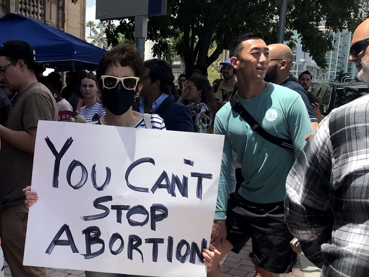 Foto: Una mujer sostiene una pancarta que dice "No puedes detener el aborto". (EFE/Ana Mengotti)