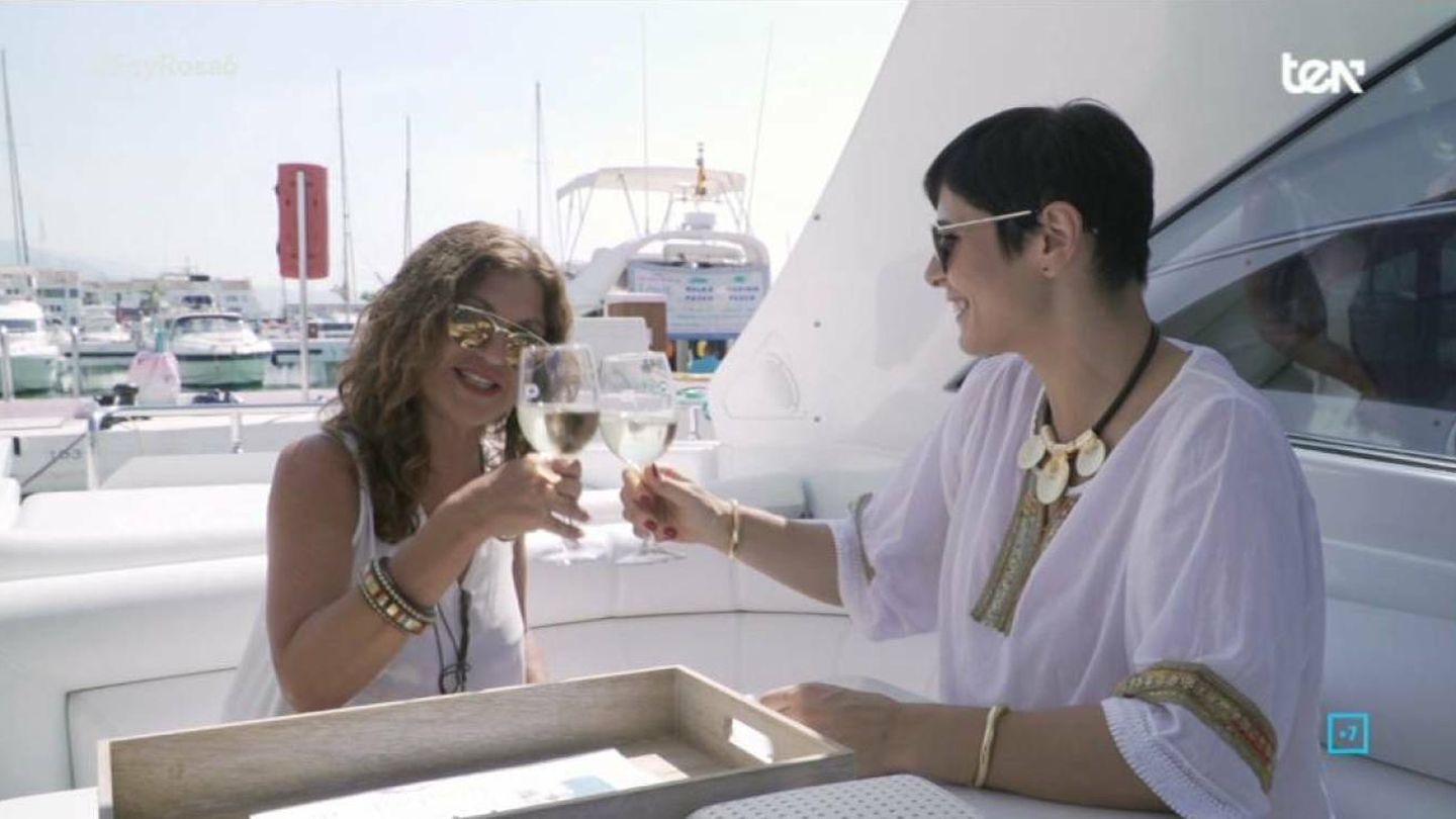Rosa López bebiendo champán en su reality show. (Grupo Secuoya)