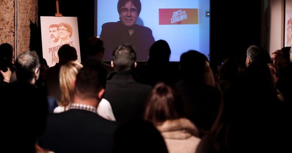 Foto: Videoconferencia de Carles Puigdemont desde Bruselas con otros candidatos y seguidores. (EFE)