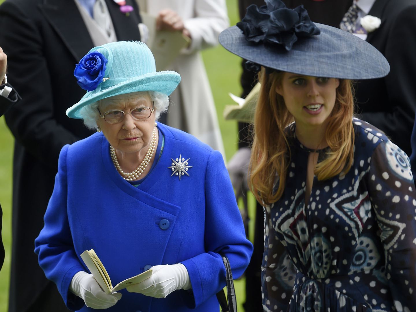 La princesa Beatriz y la reina Isabel, en una imagen de archivo. (Reuters)