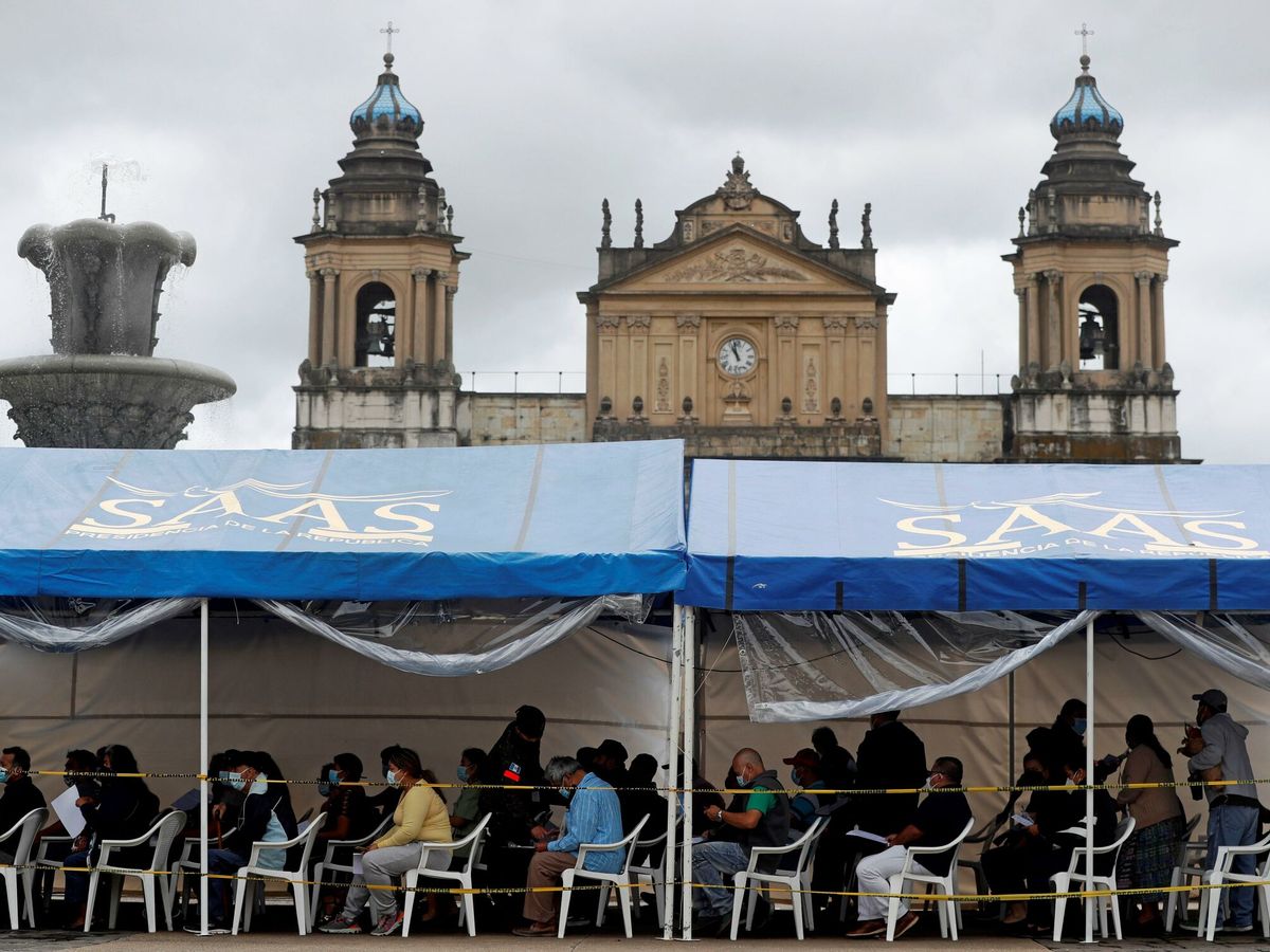 Foto: Vacunación al lado de la Catedral Metropolitana en Ciudad de Guatemala. (EFE)