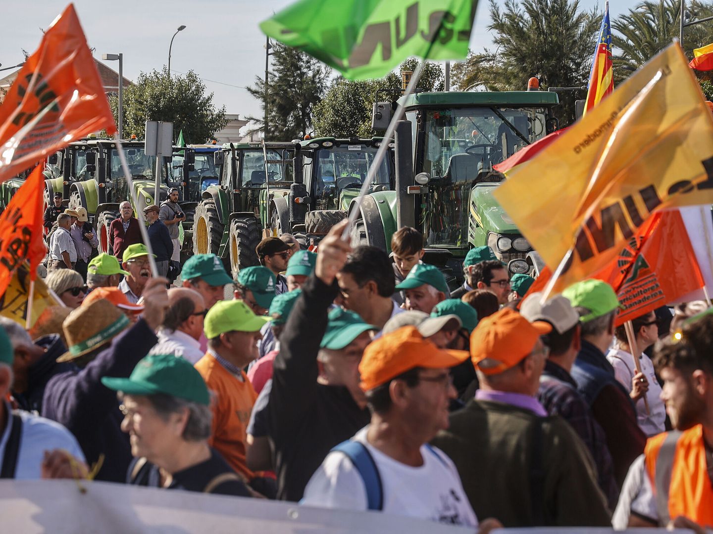 Agricultores y ganaderos se manifiestan durante la decimoséptima jornada de protestas de los tractores en las carreteras españolas, en Valencia. (Rober Solsona/Europa Press)