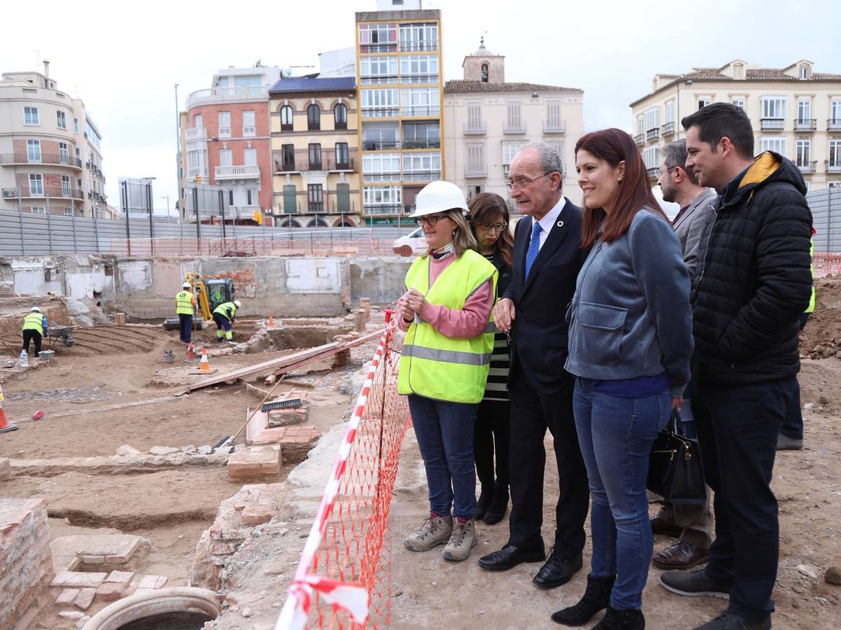 Foto: Visita de autoridades municipales a la cava arqueológica de la Plaza de la Merced (EFE).
