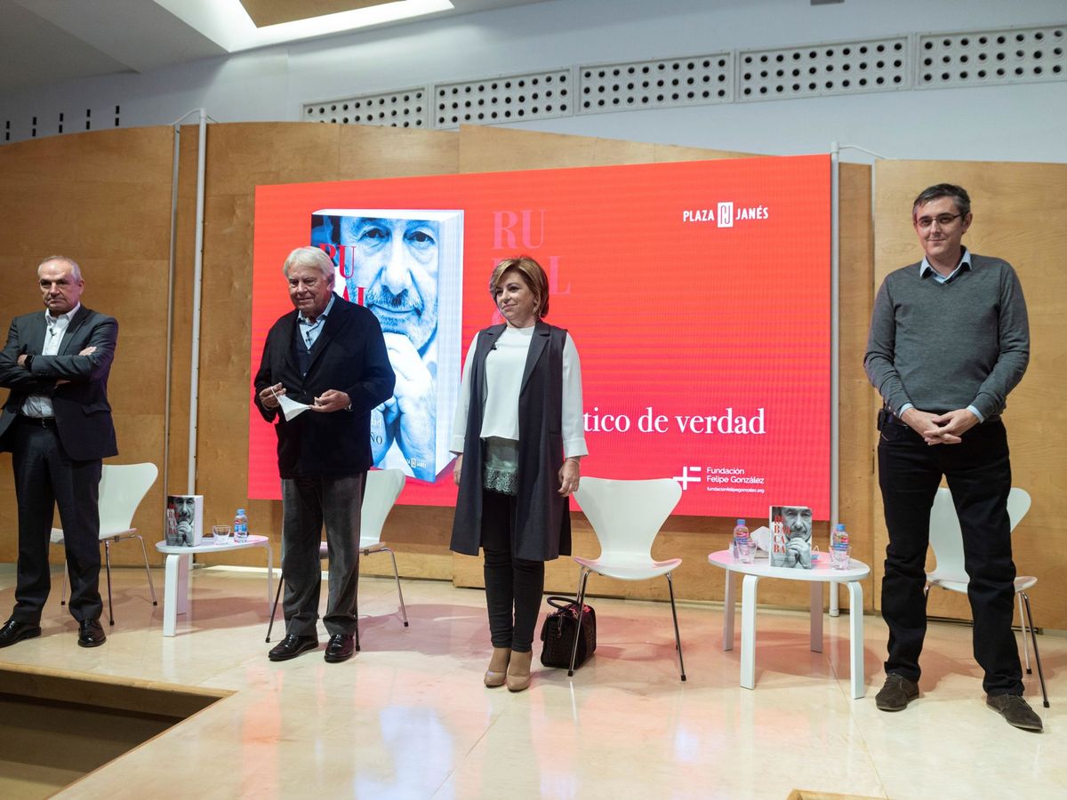Foto: El expresidente del Gobierno Felipe González (2i); junto a los exdirigentes del PSOE Elena Valenciano y Eduardo Madina (2d) y el periodista Antonio Caño. (EFE)