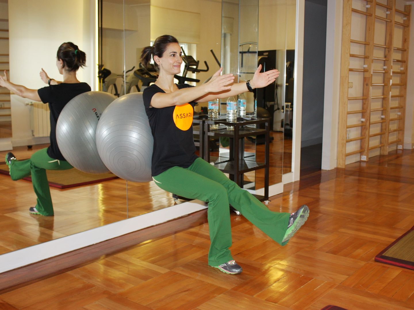 Entrenamiento de Fit Pilates con softball para tonificar abdomen, piernas y  glúteos, VOGUE España 