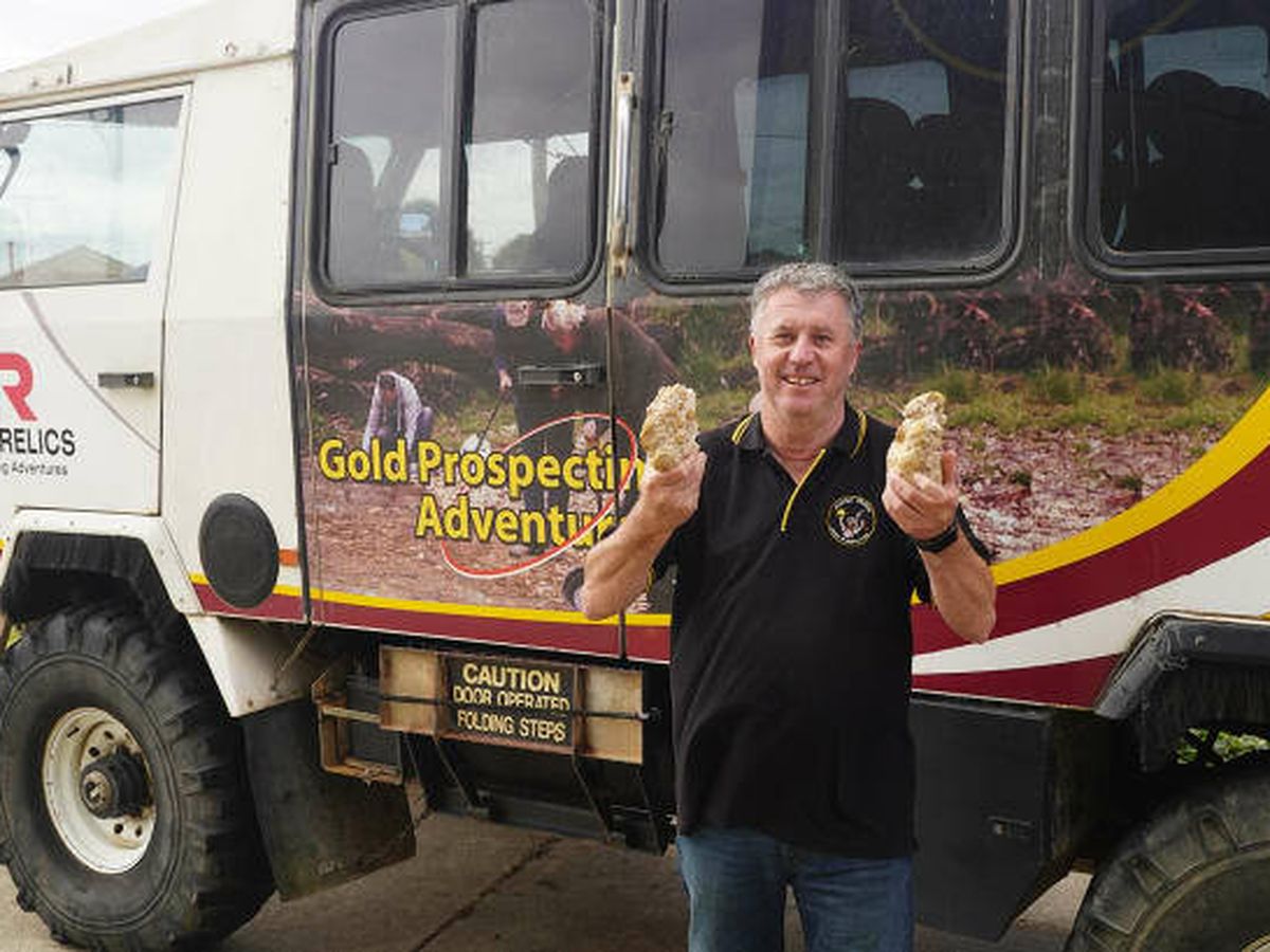 Foto: Darren Kamp, dueño de la tienda a la que acudió el autor del hallazgo, posa con las dos mitades de la gigantesca pepita de oro (Lucky Strike Gold)
