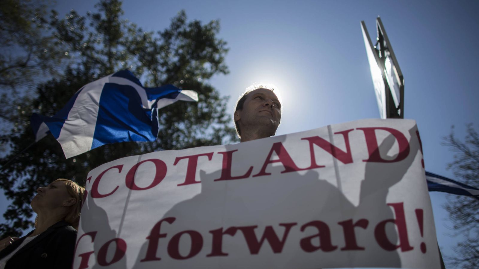 Foto: Un hombre sostiene un cartel durante una marcha a favor de la independencia de Escocia (Reuters). 
