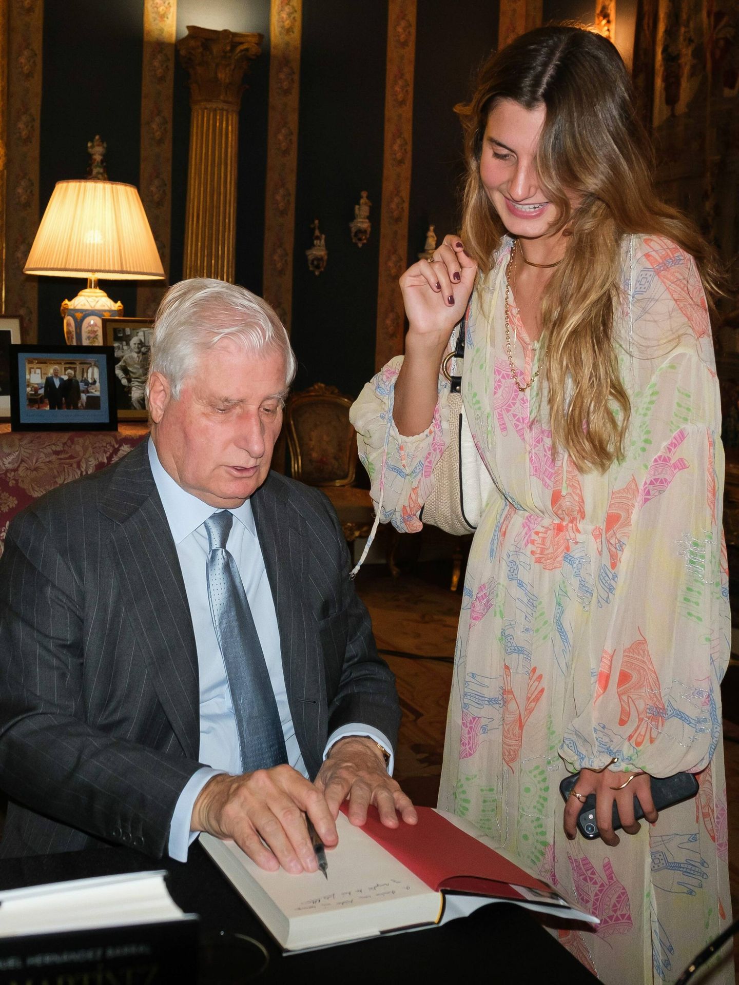 El duque de Alba, dedicando el libro a su sobrina Amina Martínez de Irujo. (Cordon Press)