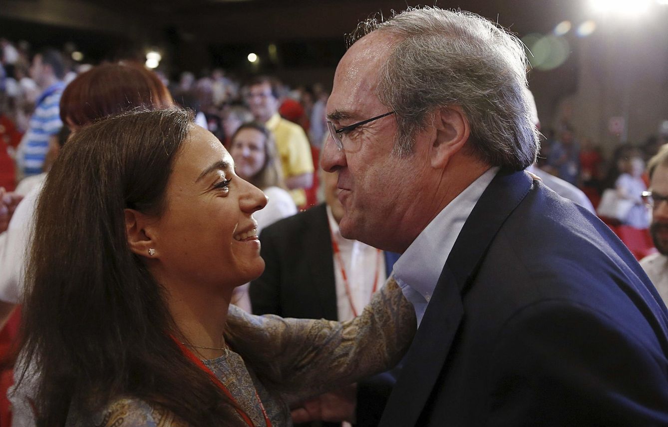 Ángel Gabilondo felicita a Sara Hernández. (EFE)