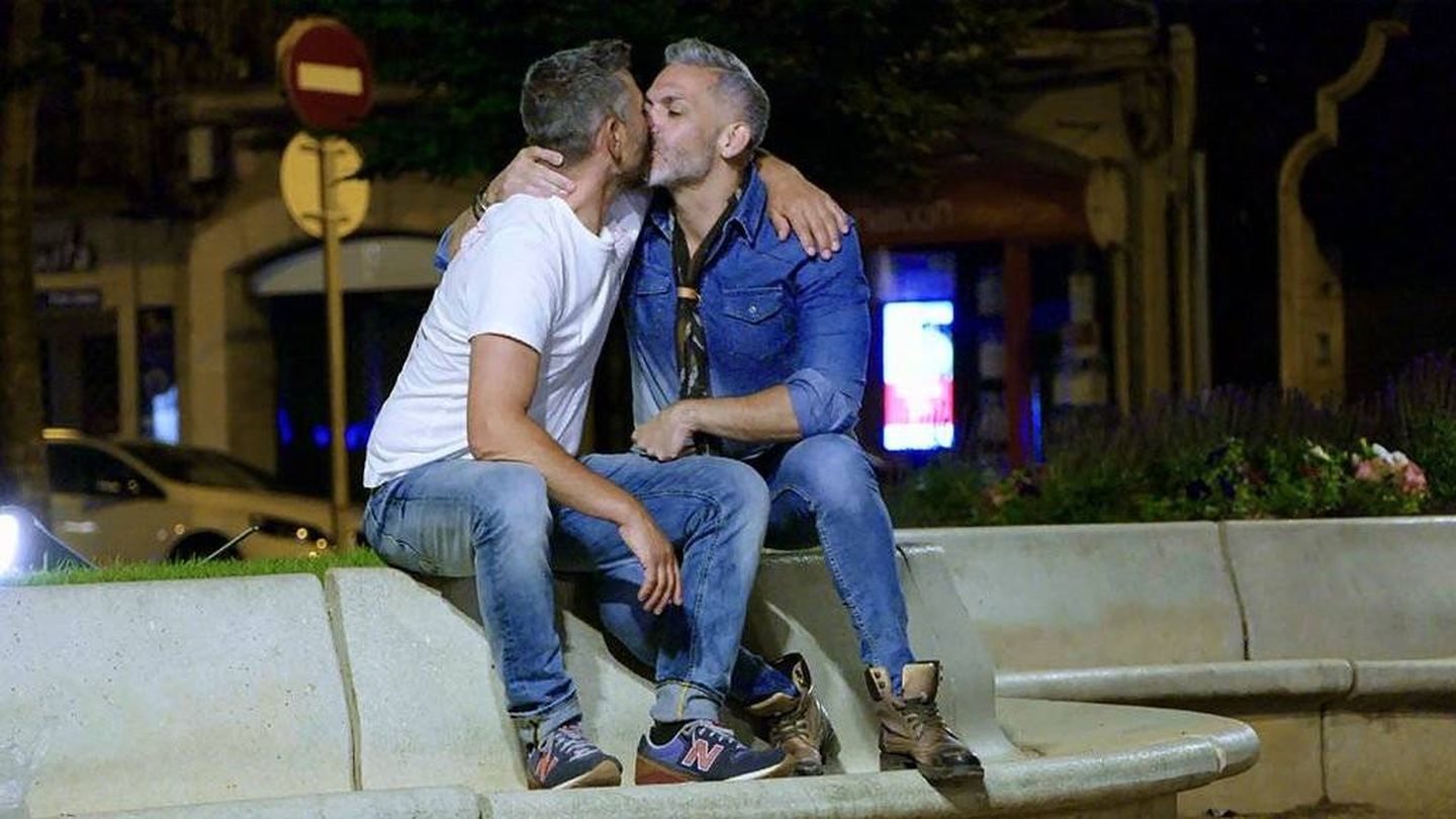El beso entre Facundo y Miguel Ángel en 'Granjero busca esposa'.
