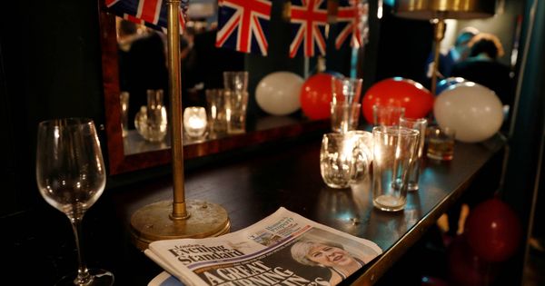 Foto: Un diario sobre la barra de un bar durante un evento a favor del Brexit, en Londres, el 29 de marzo de 2017. (Reuters) 