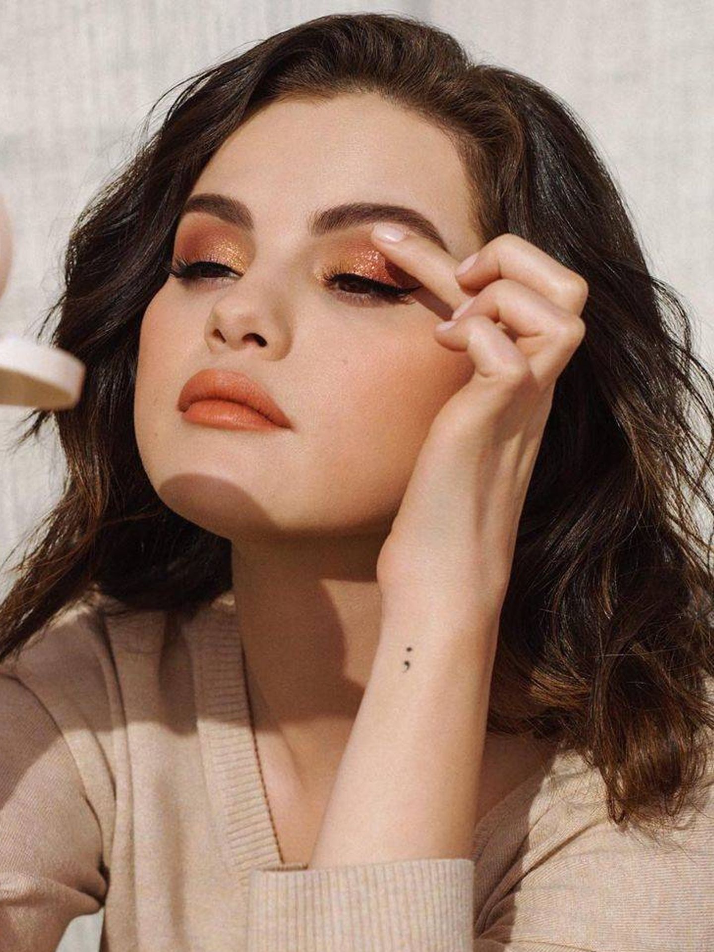 Selena Gomez, en una imagen promocional de Rare Beauty con sus sombras melocotón. (Instagram @rarebeauty)