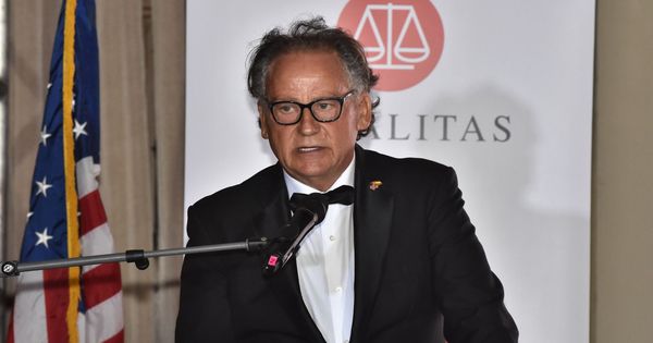 Foto: Alfonso Carrascosa, presidente de Legálitas, durante la gala de los premios Ponce de León 2018 en Miami. (EFE) 